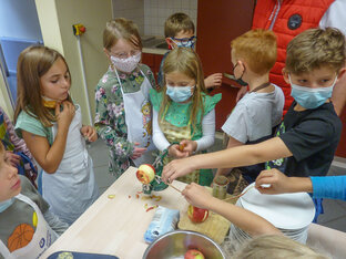 Begeisterte SchülerInnen drängeln sich zum Apfelschälen mit der Apfelschäler