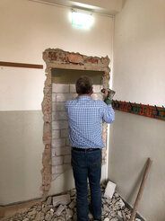 Dipl. Bau-Ing. Josef Rustemeier schafft einen zweiten Rettungsweg mittels Durchbruch zum Treppenhaus