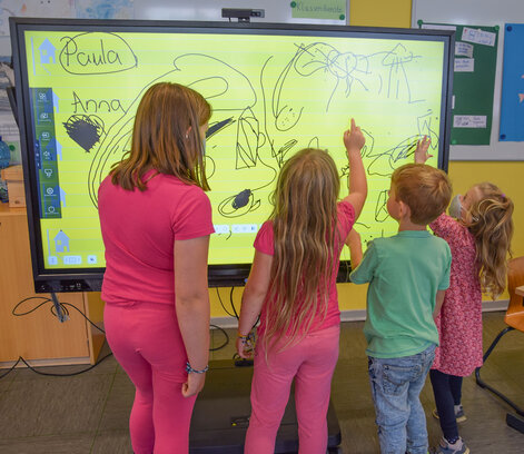 Unterricht mit neuster Digital-Technik in der Grundschule St. Walburga