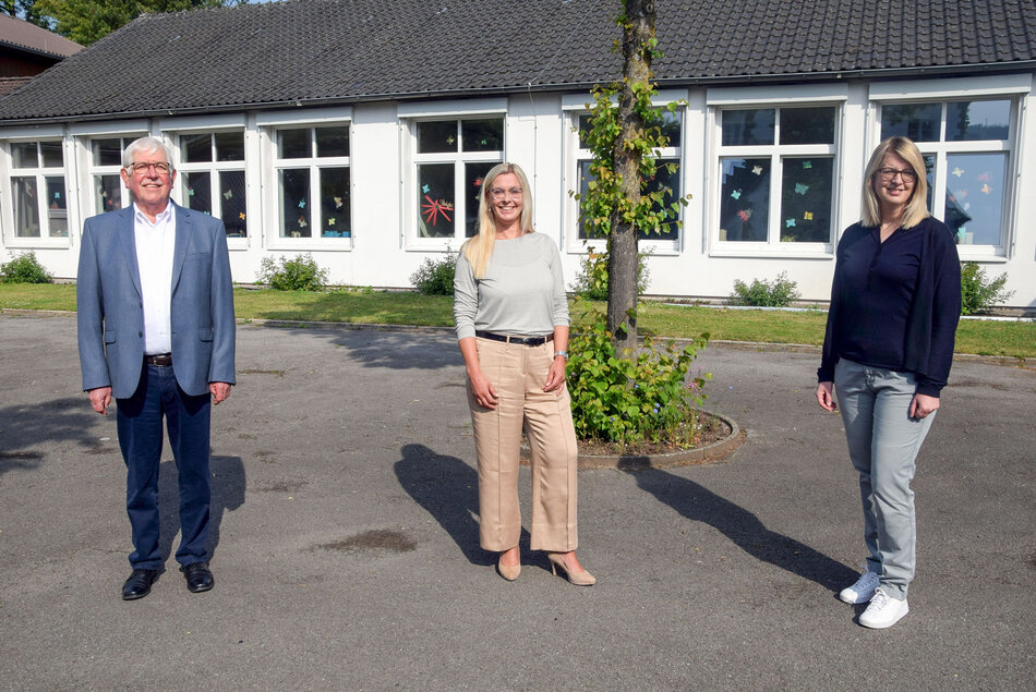 Frau Alexandra Tansoy (mi), Frau Anne Kemper (re) und Karl-Heinz Schwarze (li) beim Rundgang im Eingangsbereich des Schulgeländes St. Walburga.