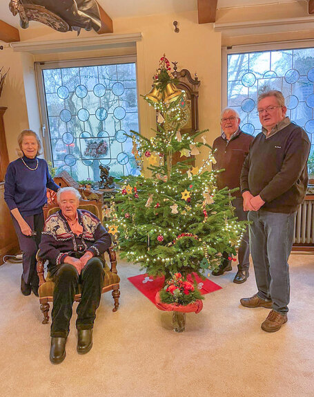 St. Walburga schenkt Freude mit Weihnachtsbaum