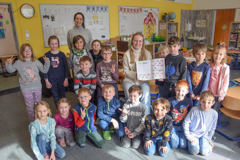 (Foto: Bulk): Unterstützend beim im Unterricht helfen, das ist für Emma Rehermann eine ehrbare und erhabene Pflicht. Darüber freut sich auch die Klassenlehrerin Anna Paschen (hi.)