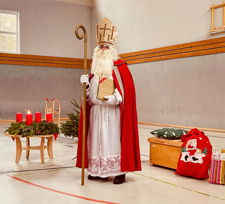 Der Nikolaus klopft an die Tür der Grundschule St. Walburga Neuenheerse