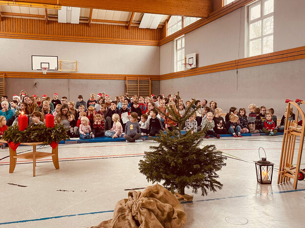 Der Nikolaus klopft an die Tür der Grundschule St. Walburga Neuenheerse